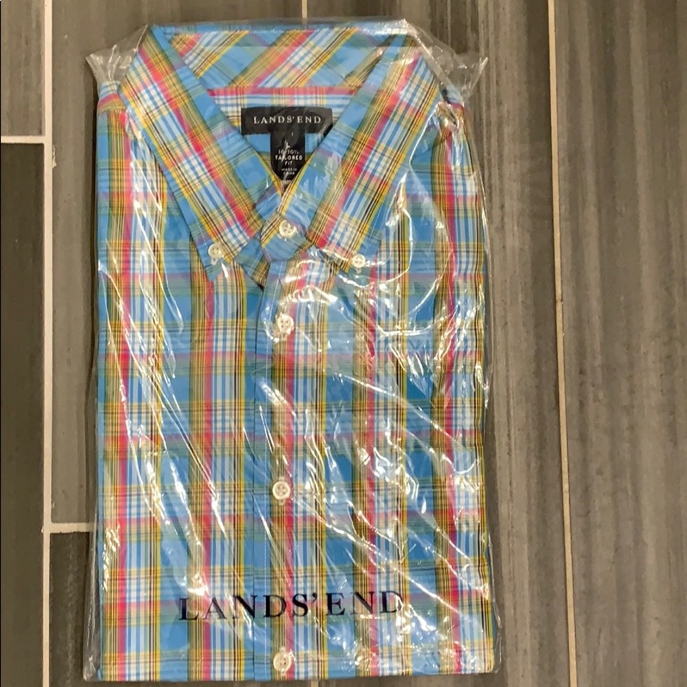 Long sleeve tailored fit men’s dress shirt